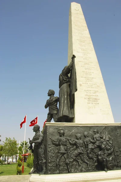 Monumento conmemorativo en la plaza de la ciudad en Fethiye, Mugla, Turquía —  Fotos de Stock