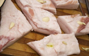 Yemek masasına sarımsak ile domuz yağı doldurma