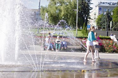 Şehir merkezinde bir sıçrama fontain yakın Çocuklar 12 Haziran 