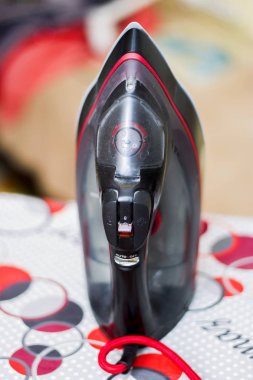 Ütü tahtası closeup üzerinde demir standı