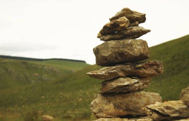 Kafkas dağları yakınındaki dağ çayırında dengeli taşlar