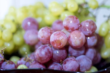 Siyah tabakta üzüm Kırmızı ve Beyaz şarap demet