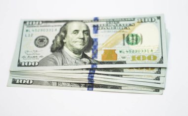 Kağıt 100 dolar ABD beyaz zemin üzerine yığını