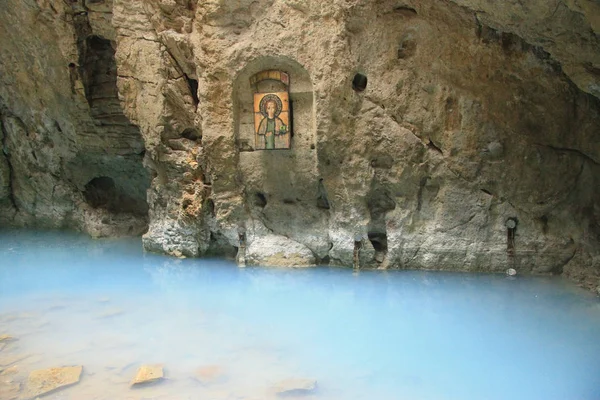 Proval lago dentro da montanha Mashuk, Pyatigorsk — Fotografia de Stock