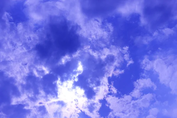 Stormachtige witte wolk op blauwe lucht. Cloudscape achtergrond — Stockfoto