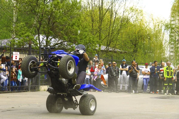 Moto estilo livre piloto de acrobacias na praça - Pyatigorsk Rússia — Fotografia de Stock
