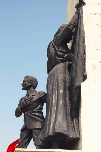 Monumento memorial na praça da cidade em Fethiye, Mugla, Turquia — Fotografia de Stock