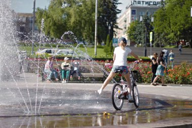 Şehir merkezinde bir sıçrama fontain yakın Çocuklar 12 Haziran 