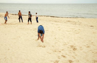 Kumda akrobasi gösterileri. Sousse plajı, Tunus