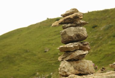 Kafkas dağları yakınındaki dağ çayırında dengeli taşlar