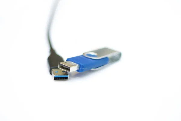 Cable USB y memoria flash USB aislados en el fondo blanco —  Fotos de Stock