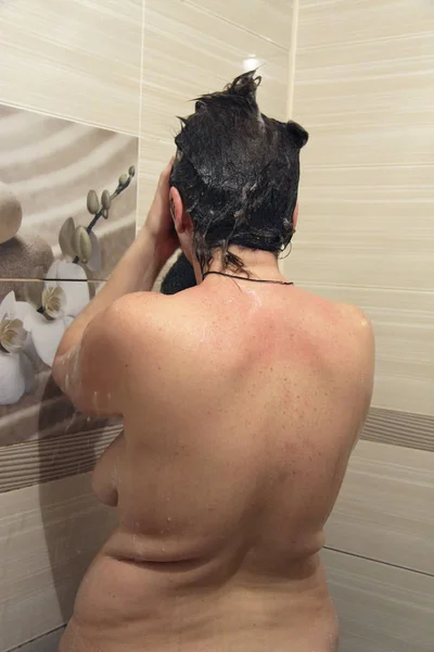 매력적인 여자 복용 샤워 에 목욕 방 — 스톡 사진