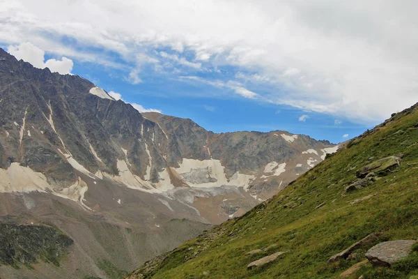 Kaukasus Mountains sommartid. Norra Kaukasus landskap — Stockfoto