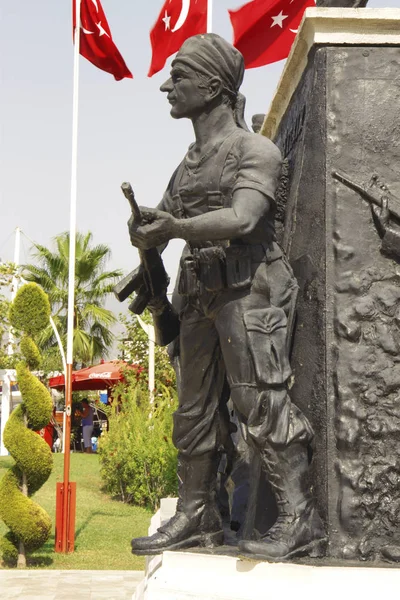 Monumento memorial na praça da cidade em Fethiye, Mugla, Turquia — Fotografia de Stock