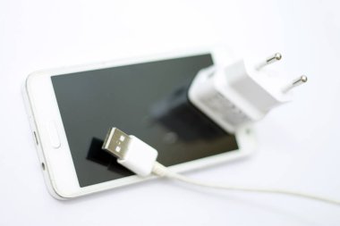Güç kablosuile akıllı telefon ve telefon şarjı