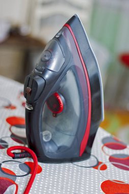 Ütü tahtası closeup üzerinde demir duruyor