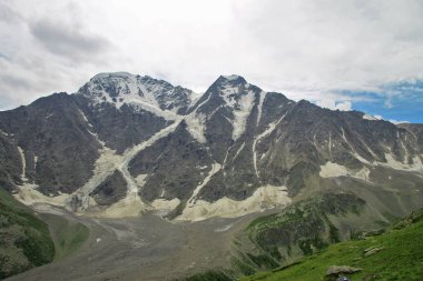 Kafkas dağları yaz aylarında. Kuzey Kafkasya manzarası