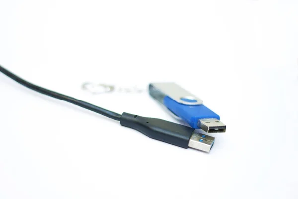 USB-kabel och USB-flashminne isolerat på den vita bakgrunden — Stockfoto