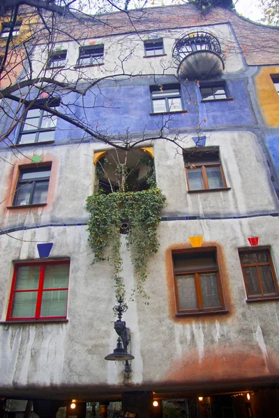 A Hundertwasser ház színes Fassade Bécsben Ausztriában — Stock Fotó