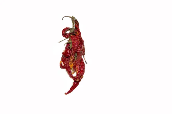 Куча горячего красного перца чили, выделенного на белой спине — стоковое фото