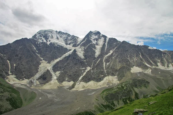 Kafkas dağları yaz aylarında. Kuzey Kafkasya manzarası