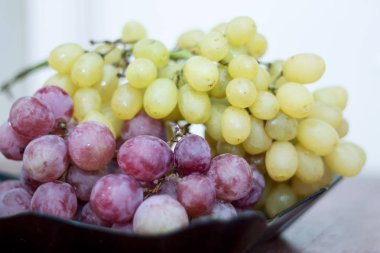 Siyah tabakta üzüm Kırmızı ve Beyaz şarap demet