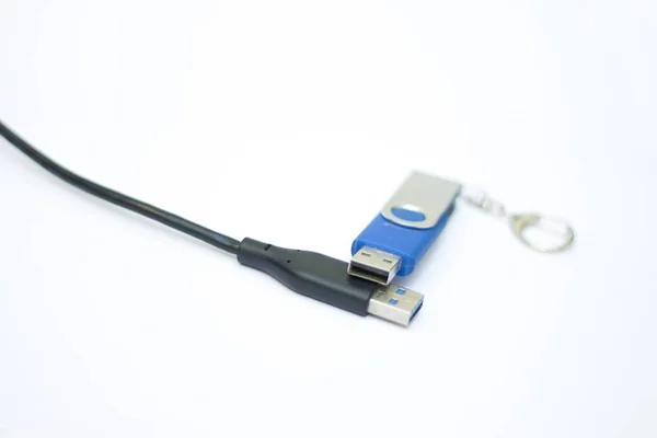 USB kábel és USB flash memória izolált a fehér háttér — Stock Fotó