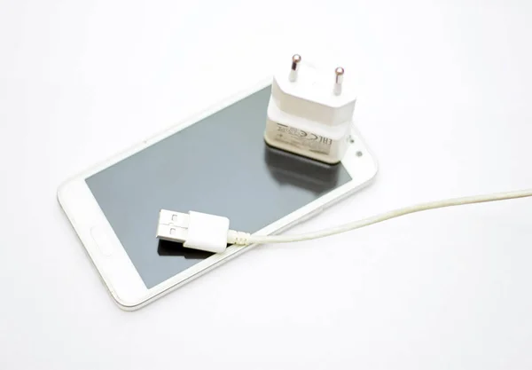 Carga de Smartphone y teléfono con cable de alimentación —  Fotos de Stock