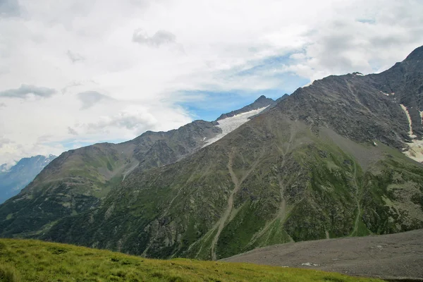 Verão nas montanhas do Cáucaso. Norte do Cáucaso paisagem — Fotografia de Stock