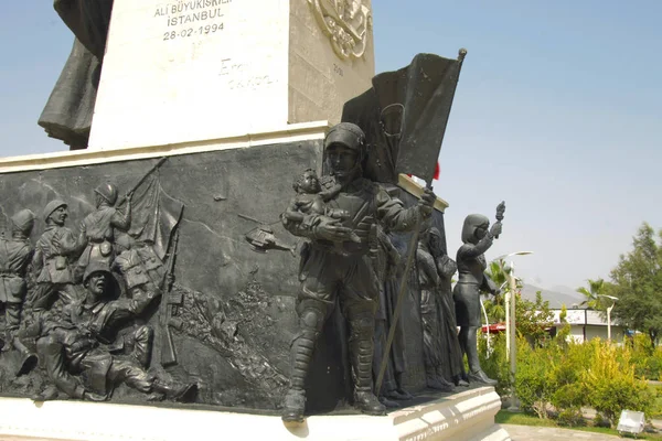 Monumento conmemorativo en la plaza de la ciudad en Fethiye, Mugla, Turquía —  Fotos de Stock