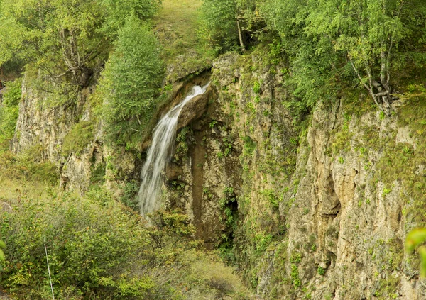 Honung vattenfall och Kaukasus bergen i norra Caucas — Stockfoto