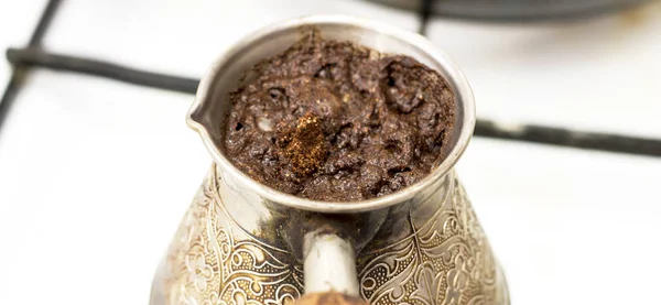 Café saboroso quente tradicionalmente prepearing no turco velho — Fotografia de Stock