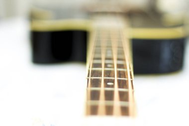 Beyaz arkaplanda izole edilmiş akustik bas gitar