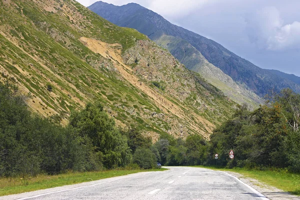 Autostrada e paesaggio montano. Caucaso settentrionale viaggi — Foto Stock