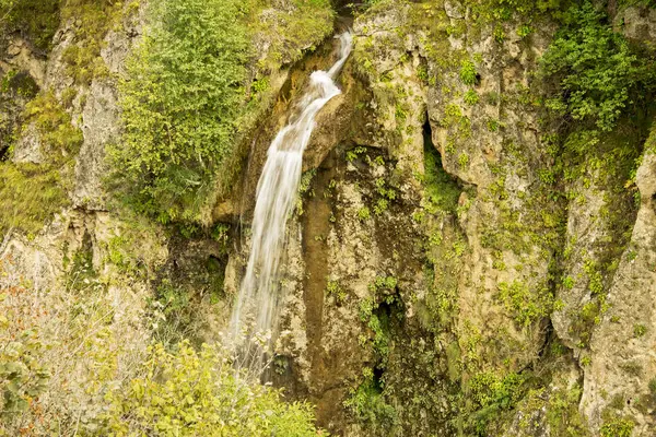北高加索的蜂蜜瀑布和高加索山脉 — 图库照片