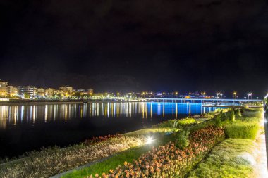 Antalya Konyalti 'de gece nehri ve gece vakti köprü.