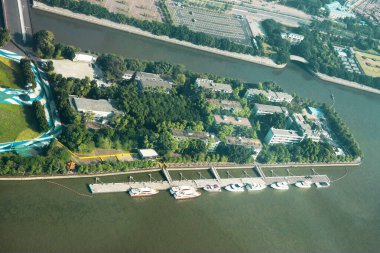 Guangzhou kasabası ve Canton Kulesi 'nin pencerelerinden Pearl nehri manzarası