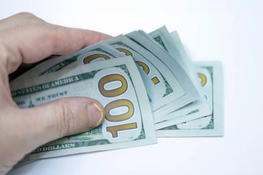 Beyaz Arka Plan Üzerinde Kağıt Dolar Abd Yığını tarafından ödeme Adam