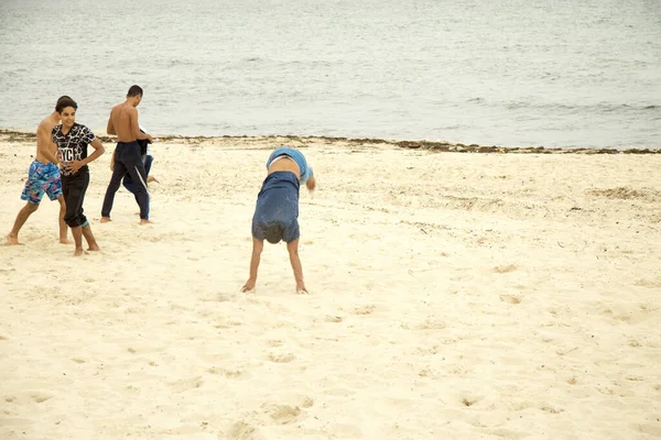 Acrobacias acrobacias na areia. A praia de Sousse, Tunísia — Fotografia de Stock