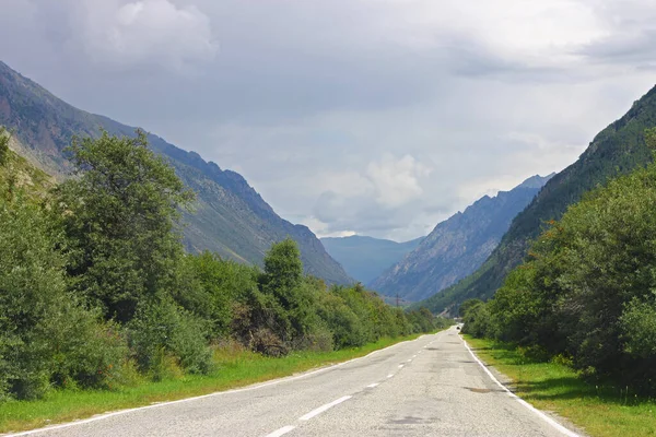 Carretera de montaña y paisaje. Viaje al norte del Cáucaso — Foto de Stock