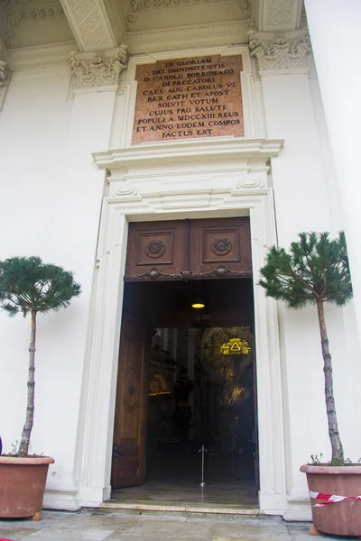 St. Charles Church-Karlskirche, Karlsplatz i Wien, Österrike — Stockfoto