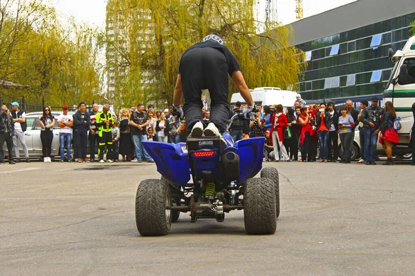 Moto stile libero pilota acrobazia sulla piazza - Pyatigorsk Russia — Foto Stock