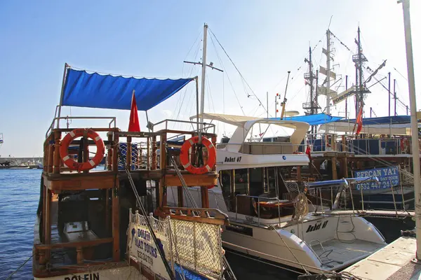 Парусные лодки на волнах порта Анталии, Турция — стоковое фото