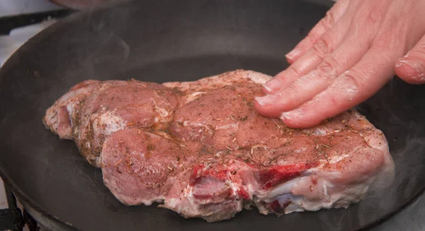 Mulher empurrar bife de porco cru fresco com especiarias assar na fritura p — Fotografia de Stock