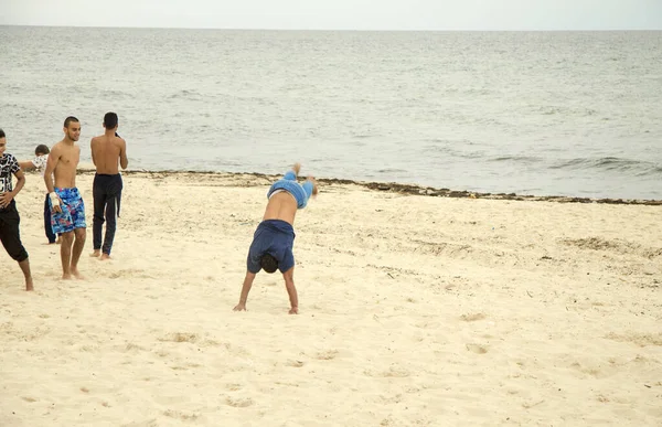 Acrobacias acrobacias na areia. A praia de Sousse, Tunísia — Fotografia de Stock