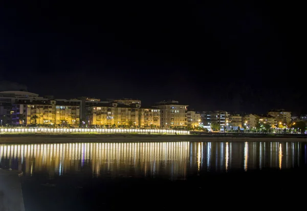 Rio Nght em Antalya Konyalti e o horizonte à noite — Fotografia de Stock