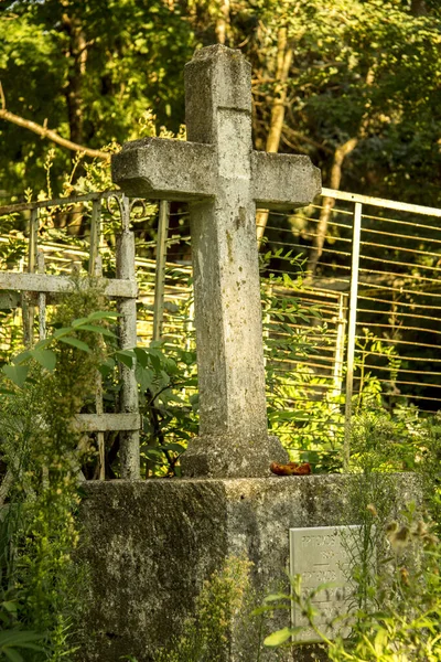 Starożytny kamienny krzyż na Starym cmentarzu. Część historyczna — Zdjęcie stockowe