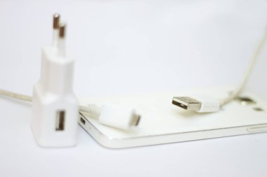 Güç kablosuile akıllı telefon ve telefon şarjı