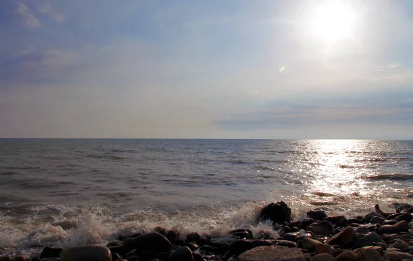 Puesta de sol subtropical sobre el mar. Tha orilla del mar Negro —  Fotos de Stock