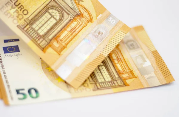 Cinquanta banconote in euro distribuite isolate su banconote bianche — Foto Stock